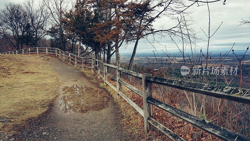 悬崖小径，Post and Beam Fence, Thacher Park, NY